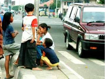 Duh Malangnya! Ayah Sibuk Bekerja, Ibu Sibuk Belanja