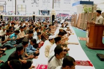 Khatib yang Memanjangkan Khutbah Tidak Mengenal Sunnah