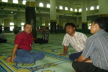 Hukum Membicarakan Urusan Dunia di Masjid