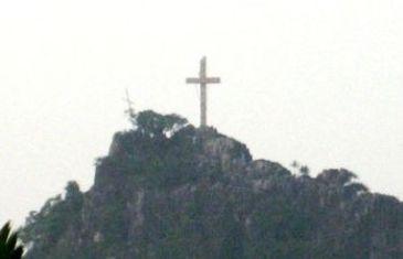Konflik dengan Tentara Hanoi, Umat Katolik  Wajib Cabut Semua Salib di Gunung