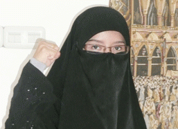 Win Mempertaruhkan Jilbab Meski Terus Ditekan 