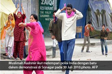 Muslimah Kashmir Juga Ikut Bentrok Dengan Aparat Keamanan di Srinagar