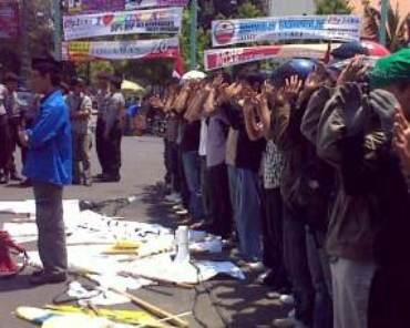 Mendemo Pelantikan SBY-Boediono dengan Shalat Ghaib