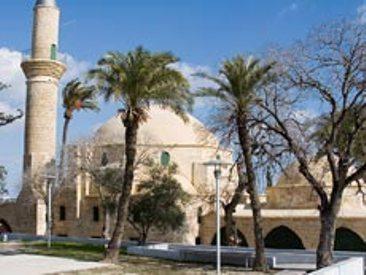 Yunani Bangun Bar di Taman Masjid Bersejarah Cyprus