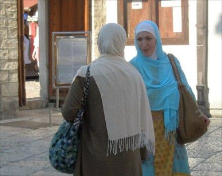 Larangan Berjilbab: Muslimah Turki Kuliah Di Bosnia