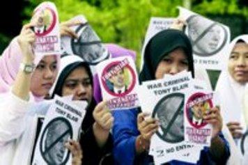 Ratusan Demonstran Tolak Kedatangan Tony Blair di Malaysia