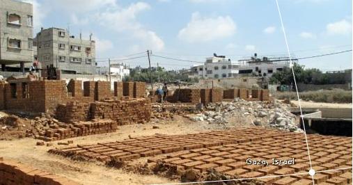 Warga Palestina Bangun Rumah dan Masjid Menggunakan Tanah Liat