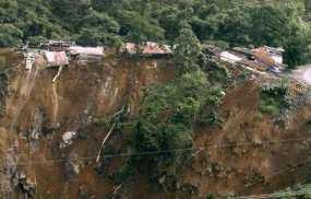 Longsor Timpa 3 Rumah di Bogor