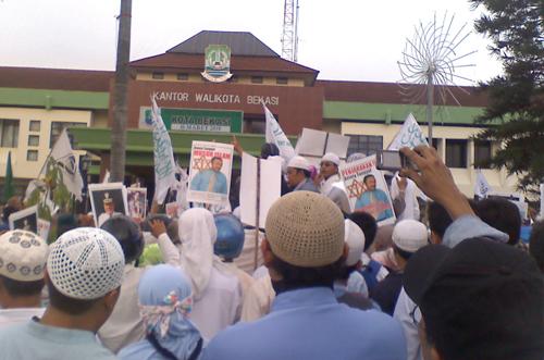 Tuntut Qishas Penghujat Nabi, Umat Islam Kepung Kantor Walikota Bekasi