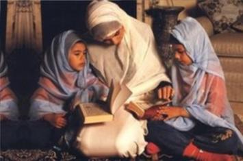 Wanita Shalihah Pendidik Generasi Muslim