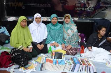 Syiar TKW di Hong Kong: Jajakan Buku Agama untuk Berdakwah & Beramal