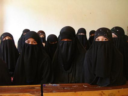 Pelajar Muslimah Kamboja Boleh Berjilbab