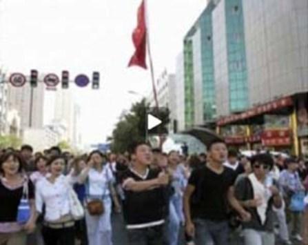 Warga Menuntut Pejabat Turun Setelah Kerusuhan Xinjiang 