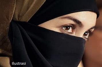 Biadab! Salibis Menarik dengan Paksa Jilbab Seorang Muslimah Ambon