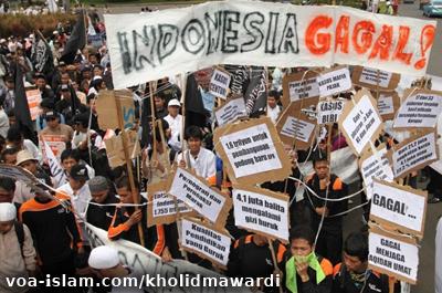 Indonesia Dililit Problem Lingkaran Setan,  Syariah dan Khilafah Solusinya!