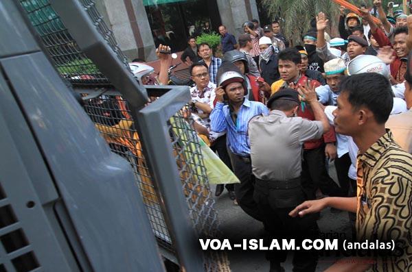 Robohkan Masjid, Hotel Emerald Medan Didemo Ratusan Ormas Islam
