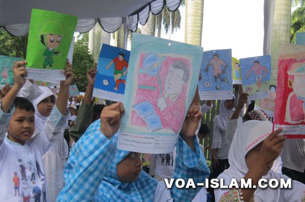 Ratusan Anak Yatim Melukis Impian Didampingi Para Tokoh Nasional