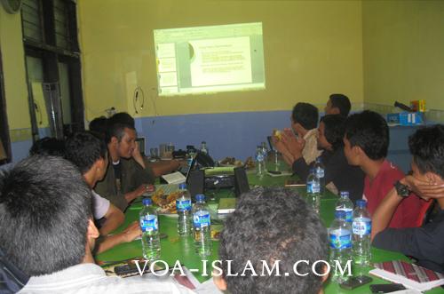 VOA-ISLAM.COM Gembleng Mahasiswa dengan Teori & Praktik Jurnalistik