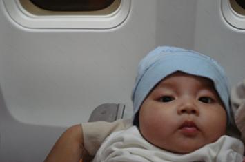 Tips Aman dan Nyaman Membawa Bayi Naik Pesawat