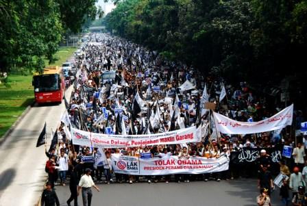 Spanduk Tolak Obama Penuhi Bundaran HI