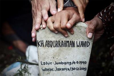 Ingin Jadi Pegawai Negeri Datang ke Makam Gus Dur. Memangnya Bisa?