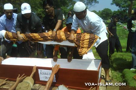 Bomber Cirebon M Syarif Dimakamkan di Blok Mujahidin TPU Pondok Rangon