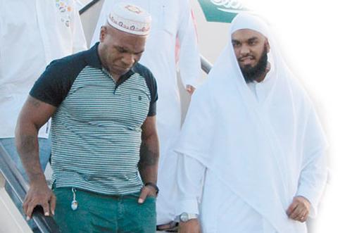 Air Mata Mike Tyson Tertumpah di Masjid Nabawi