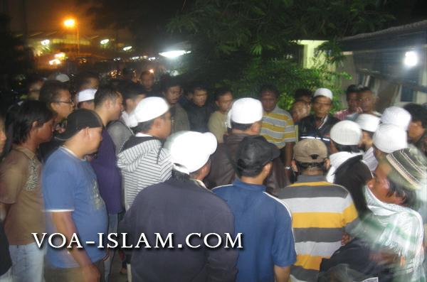 Bertahun-tahun Dizalimi, Muslim Bekasi Hunus Senjata Sambut Preman Ambon