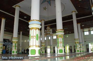 Subhanallah! Empat Tiang Masjid Berputar 30 Derajat Menuju Arah Kiblat yang Benar