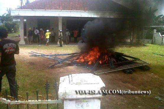 Dayak Kafir Rusak Rumah Habib Muhri dan Bakar Tenda Maulid 