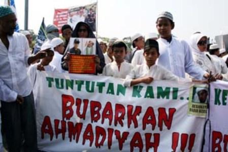 Diduga Alirkan 1 Milyar untuk Ahmadiyah, Umat Islam Segel DPRD Garut