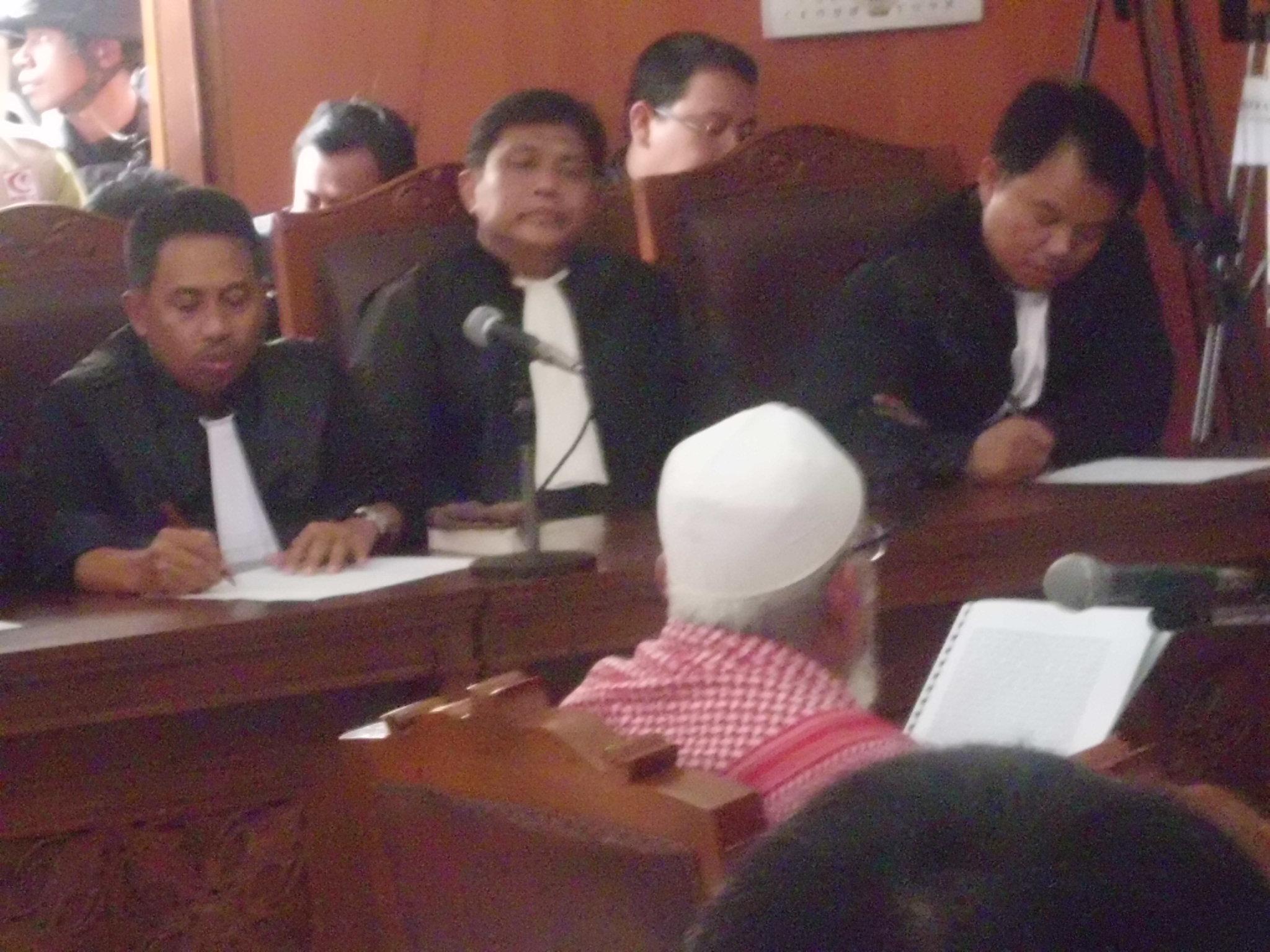 JPU Menolak Eksepsi Ustadz Baasyir dan Tim Penasihat Hukum
