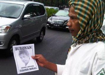 FPI Sebar Selebaran ''Pemred Playboy Buronan''