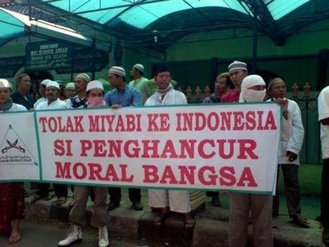 FPI: Kami Siapkan Telur Busuk Untuk Miyabi Besok! 