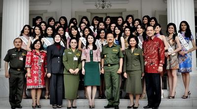Eeea!! Bang Kumis Tak Berkedip, Kepincut Finalis Miss Indonesia 2012