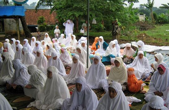 Apakah WanitaTidak Boleh Shalat Dzuhur Sebelum Shalat Jum'at?