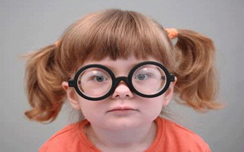 Tanda- Tanda Anak Anda Butuh Kacamata