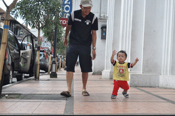 Yuk, Ajak Si Kecil Belajar Berjalan