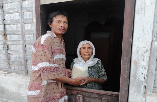 Membantu Sesama: Meski Masjid Diam, Mushalla Tetap Jalan