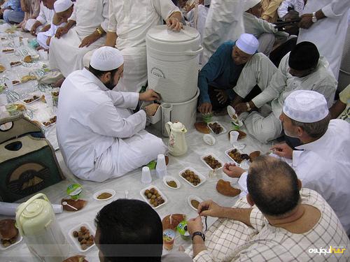 Warga Mekah Lakukan Misi Mulia Selama Ramadhan