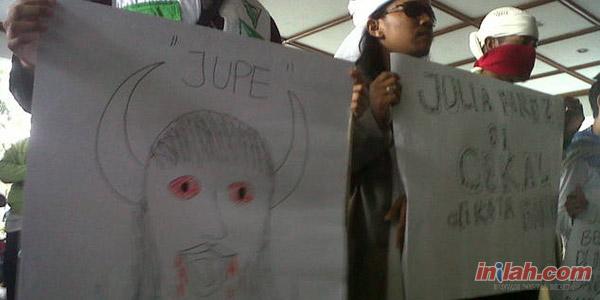 Tolak Panggung Seronok Jupe, FPI Demo Gelar Poster 'Jupe Binti Dajjal'