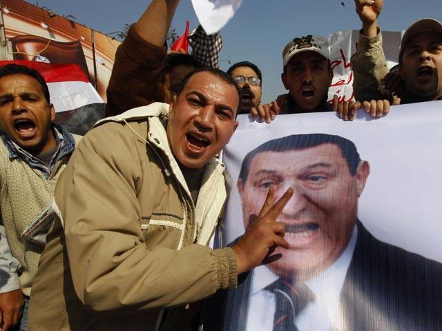Demonstran Anti Pemerintah Tahan 120 Polisi dan Pendukung Mubarak