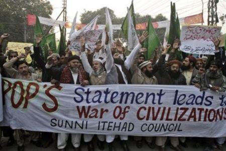 Ribuan Warga Pakistan Demo Kecam Campur Tangan Paus terhadap Islam