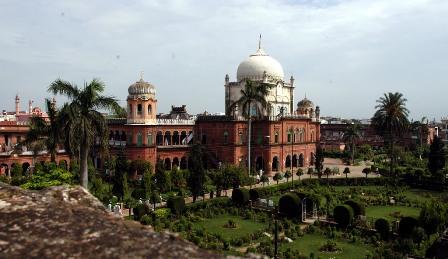 Fatwa Darul Ulum India: Wanita Bersepeda dan Memakai Parfum Tidak Islami