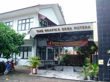 Gawat ! Siswa Muslim SMK Grafika Desa Putera Praktik Agama Katolik