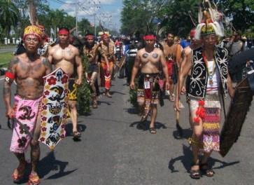 Di Bandara Palangkaraya, Ribuan Dayak Kafir Kepung Empat Pimpinan FPI 