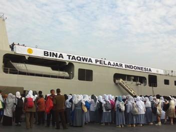 20 SMA se-Indonesia Ikuti Pesantren Kilat di atas Kapal Perang TNI AL