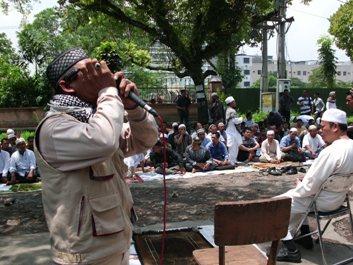 Kumandang Adzan Masih Terdengar di Reruntuhan Masjid  Al Ikhlas Medan