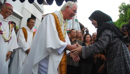 Menghancurkan Umat Muslim Dengan Tuduhan Tidak Toleran