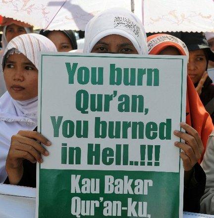 Bakar dan Kencingi Al Qur'an, Blogger Prancis Diadili